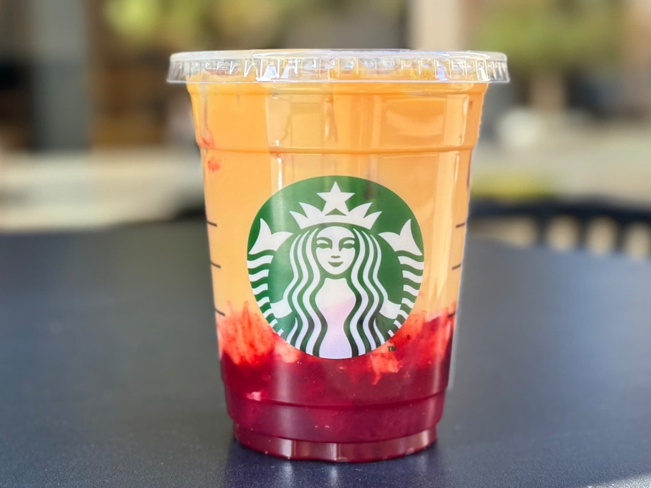 スタバ新作「ジョイフルメドレー 苺 ミルク ティー」正面