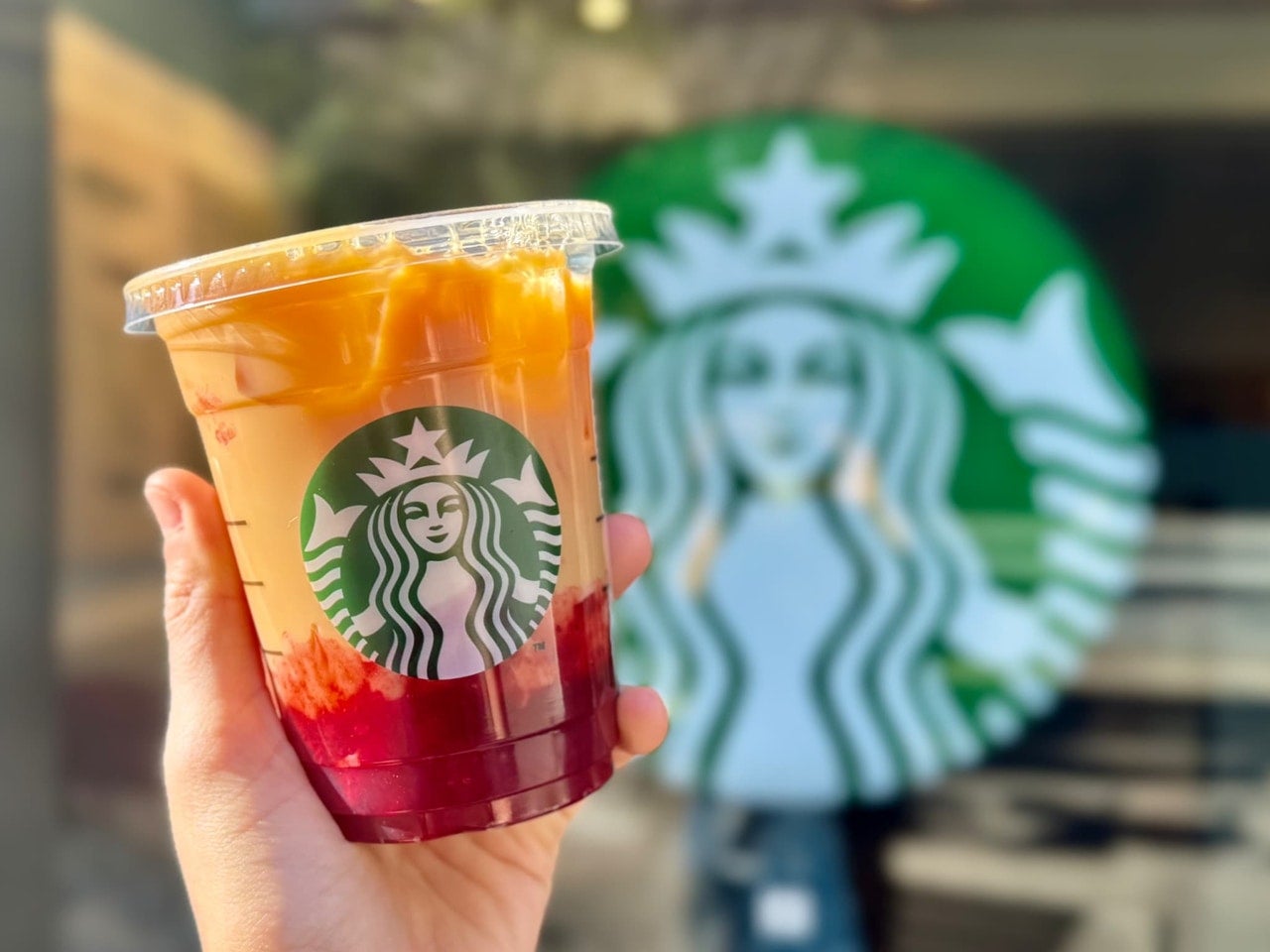 スタバ新作「ジョイフルメドレー 苺 ミルク ティー」