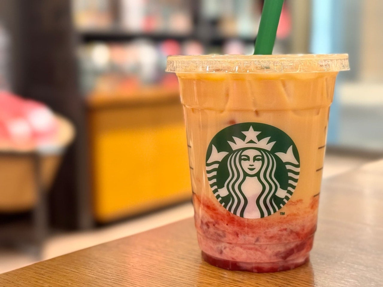 スタバ新作「ジョイフルメドレー 苺 ミルク ティー」全体をよく混ぜた後の様子