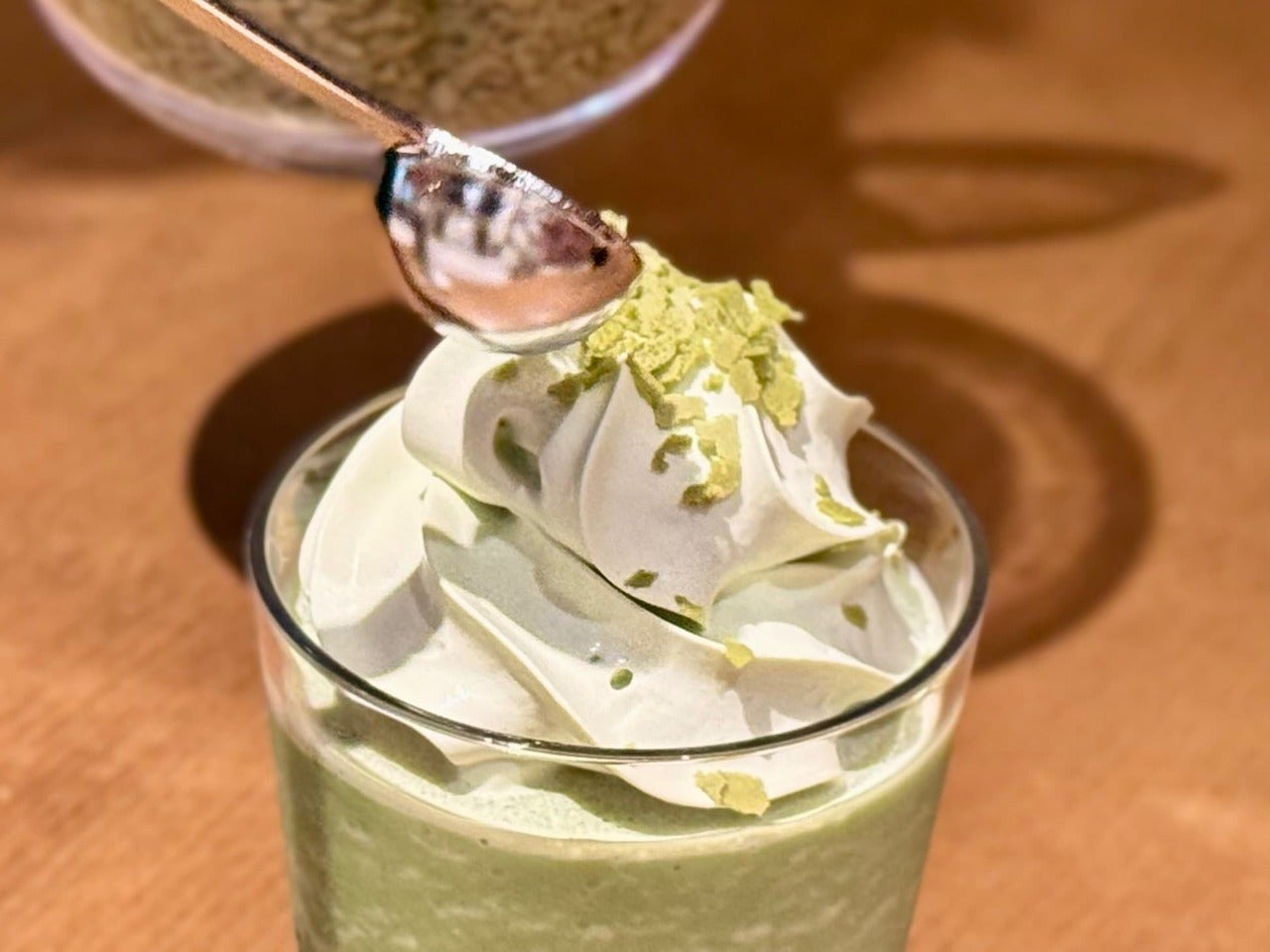 スタバ新作メニュー「玉露抹茶 フラペチーノ」に抹茶フィアンティーヌがトッピングされている様子