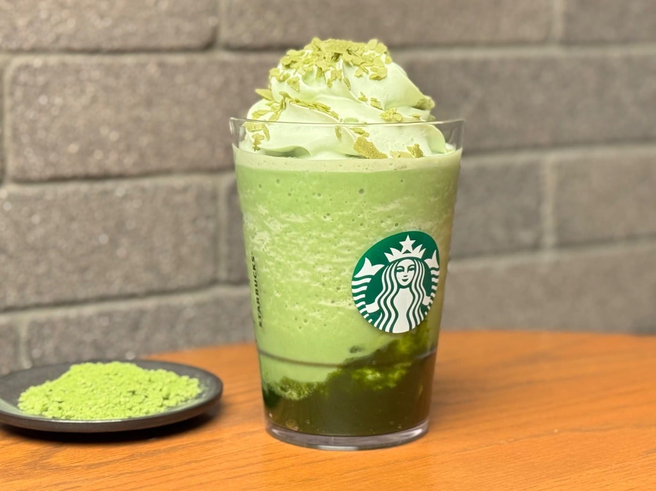 スタバ新作メニュー「玉露抹茶 フラペチーノ」横から見た様子
