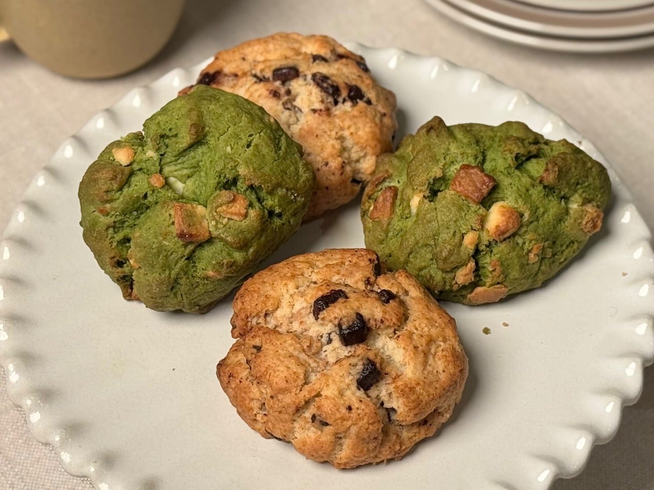 スタバ、リニューアル後の「チョコレートチャンクスコーン」と「抹茶&ホワイトチョコスコーン」