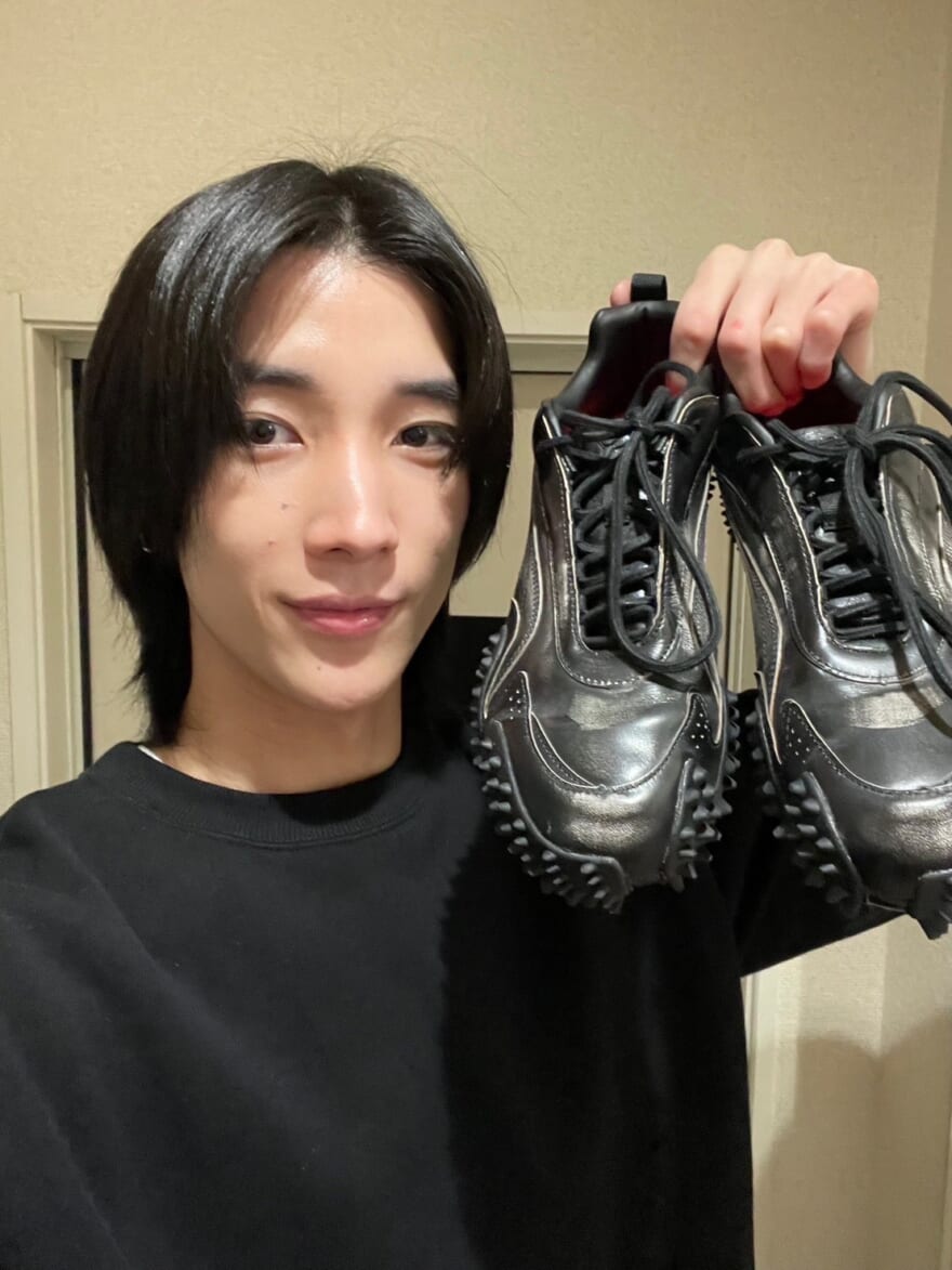 「ガディッド アノニム」と「プーマ」がコラボした"MOSTRO XC(モストロ XC)"を手に持つメンズノンノモデル四坂亮翔