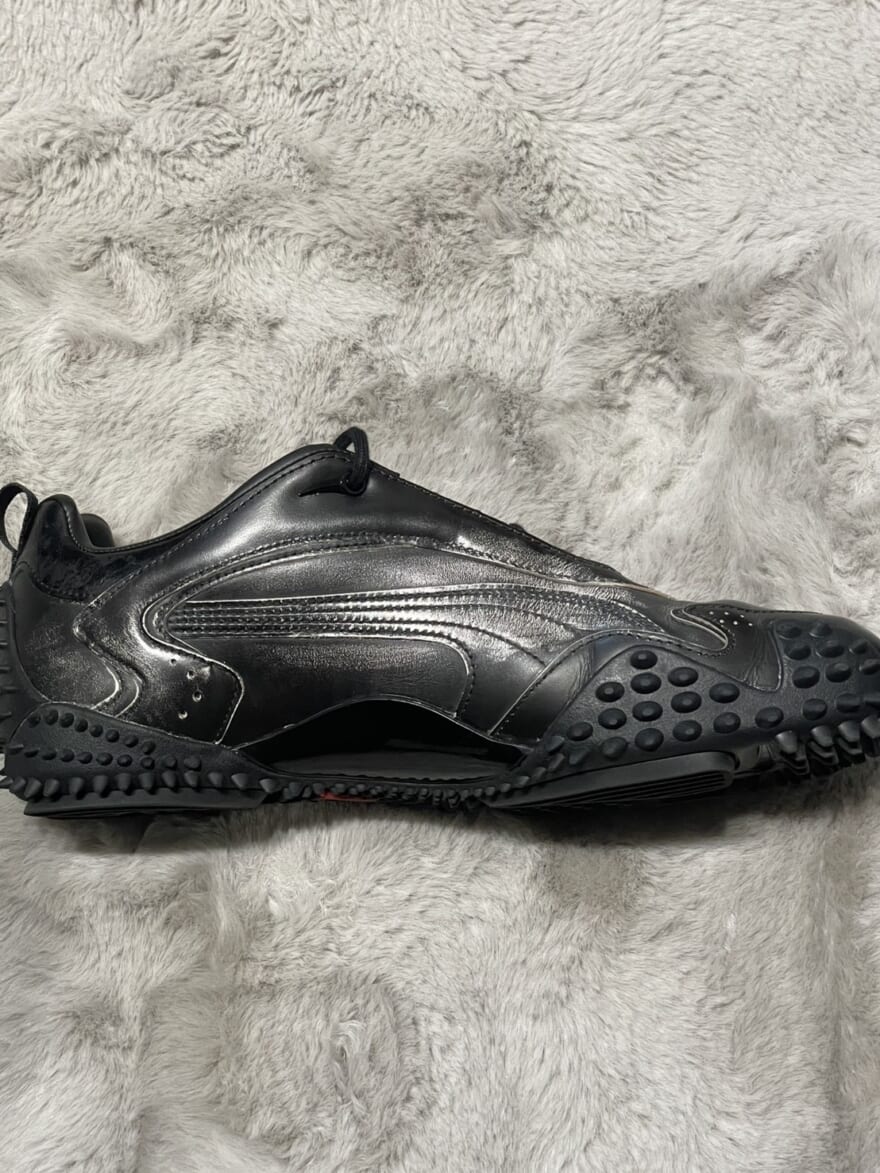 「ガディッド アノニム」と「プーマ」がコラボした"MOSTRO XC(モストロ XC)"の側面