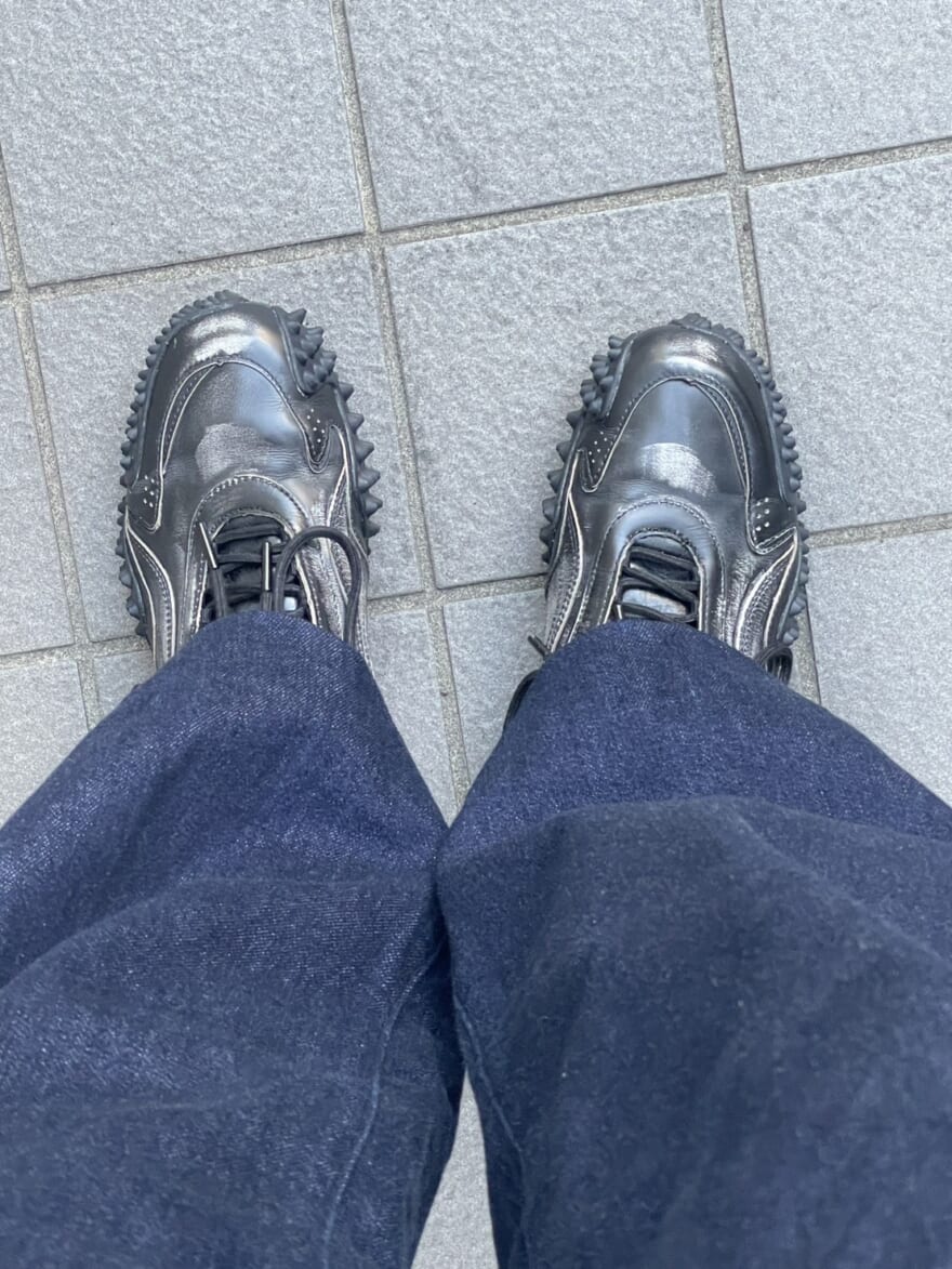 「ガディッド アノニム」と「プーマ」がコラボした"MOSTRO XC(モストロ XC)"をはいたところ