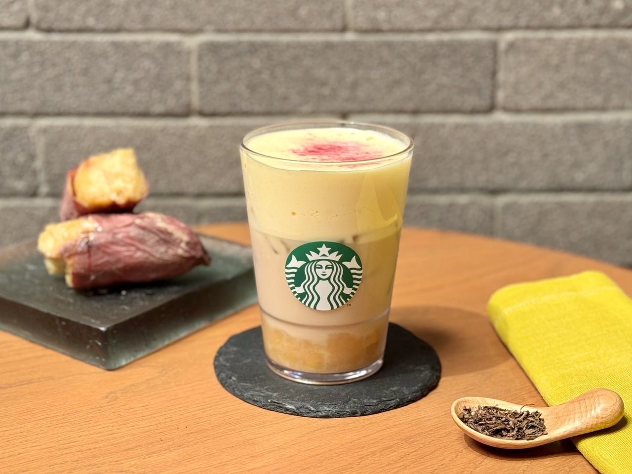 【スタバ新作レビュー】「ほうじ茶香る 焼き芋 ムース ティー ラテ」はムースが決め手！ごろごろ芋感で秋満載な一杯！