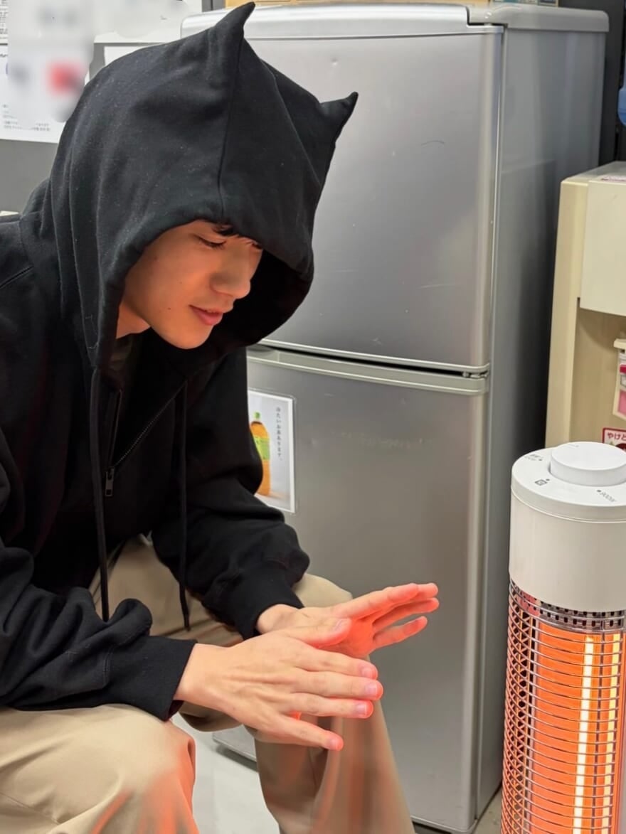 ストーブに手をかざして暖を取るメンズノンノモデル高橋璃央