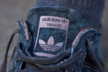 「アディダス」の革靴のような‟タバコ“はどんなスタイルにもハマる最強の大人ブラック！【人気ショップ＆ブランドスタッフの冬の毎日更新スニーカースナップ／DAY22】