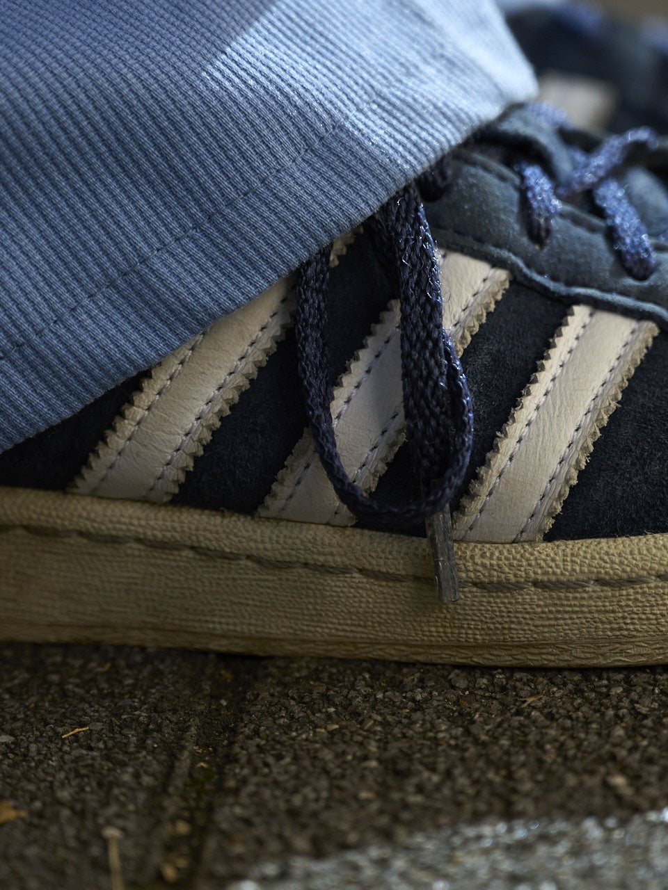 アディダス オリジナルスのガゼルのサイドの寄り