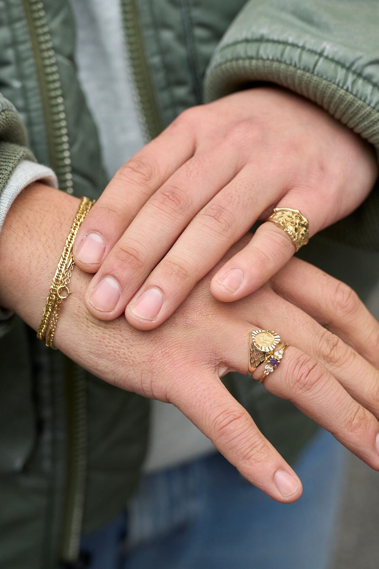 オシャレな人が買ってよかったアシックスの手もとのアクセサリーの寄り