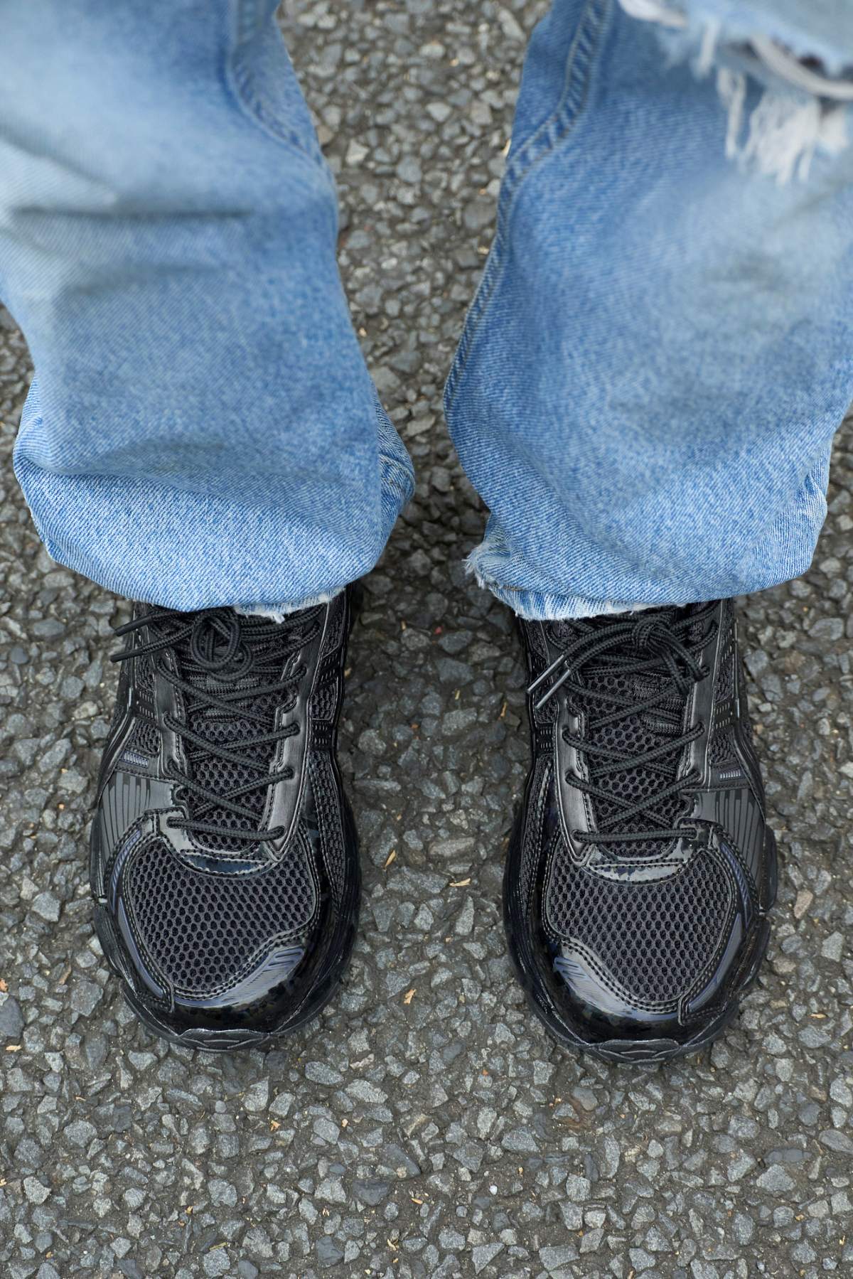 オシャレな人が買ってよかったアシックスの黒スニーカー上から