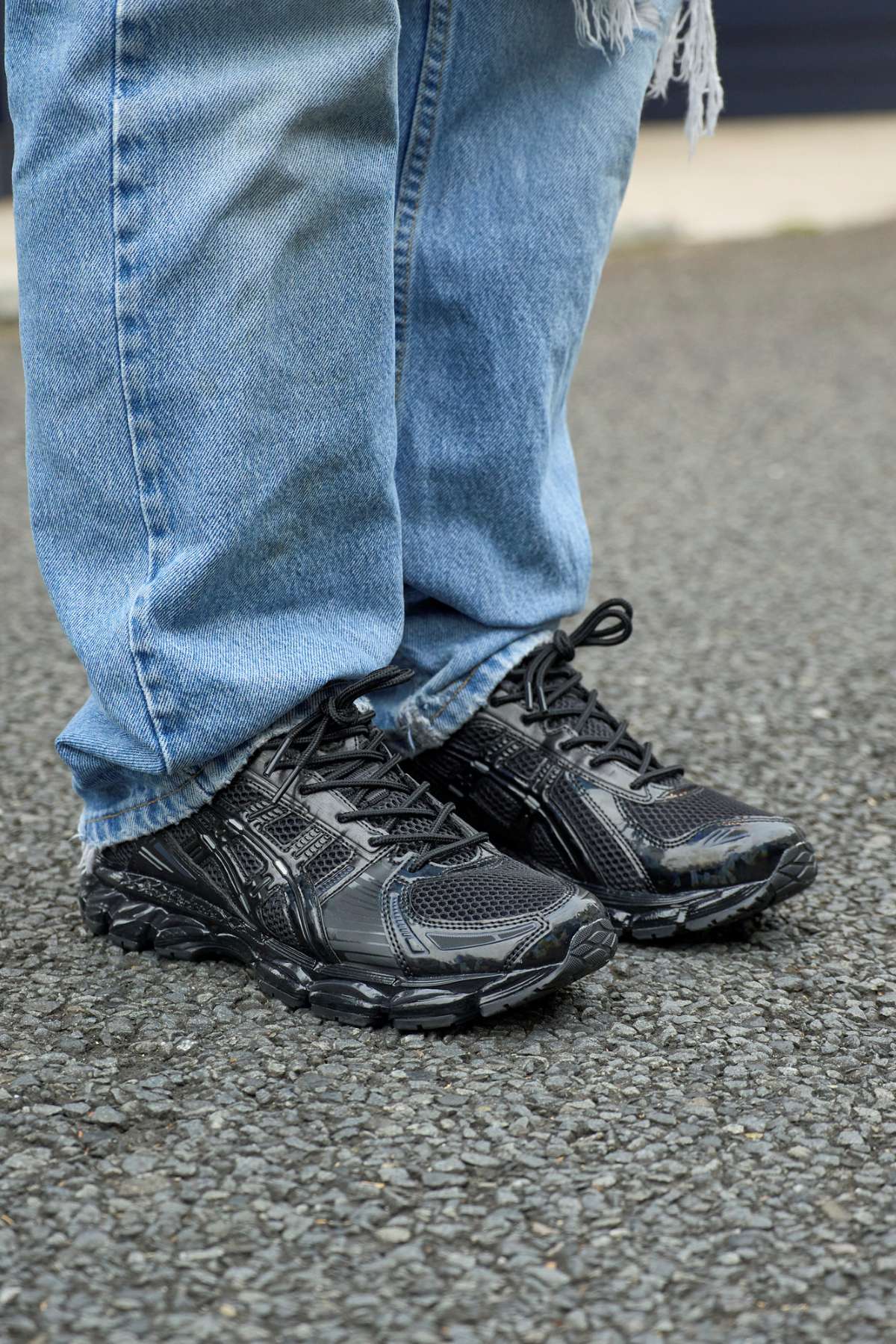 オシャレな人が買ってよかったアシックスのゲルカヤノスニーカー着用の足もと横から