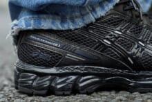 オールブラックの「特別なアシックス」を大人なデニムスタイルで。【人気ショップ＆ブランドスタッフの冬の毎日更新スニーカースナップ／DAY25】