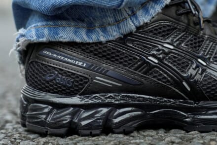 オールブラックの「特別なアシックス」を大人なデニムスタイルで。【人気ショップ＆ブランドスタッフの冬の毎日更新スニーカースナップ／DAY25】