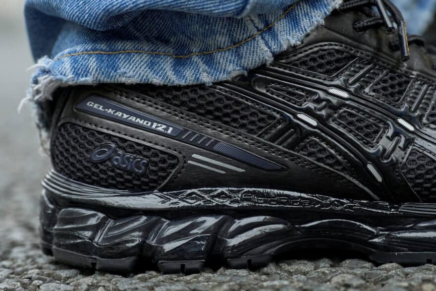 オールブラックの「特別なアシックス」を大人なデニムスタイルで。【人気ショップ&ブランドスタッフの冬の毎日更新スニーカースナップ/DAY25】