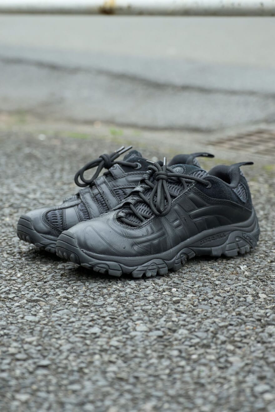 メレルのスニーカー横から