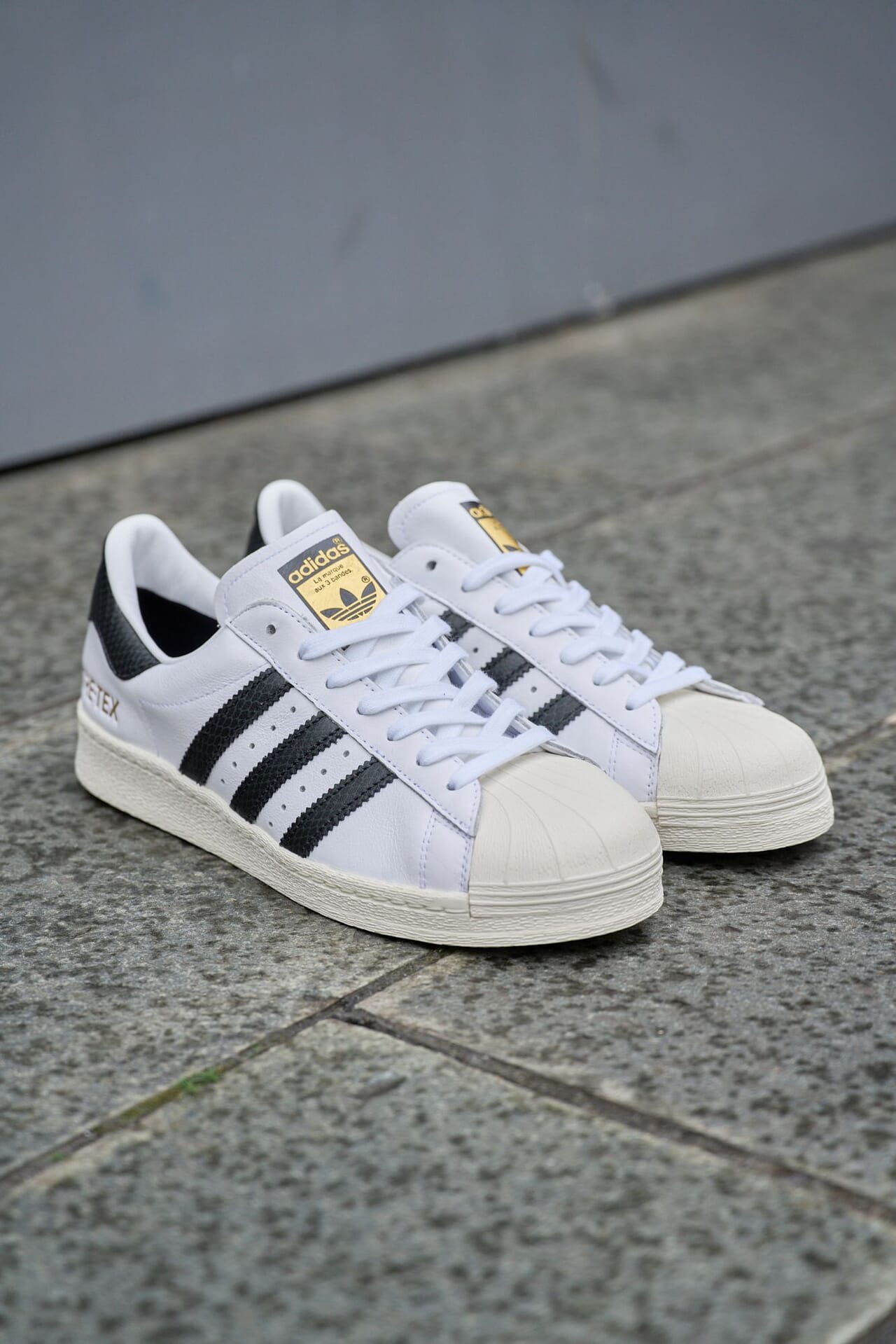 アディダス オリジナルスとアトモスのコラボ「アディダス スーパースター 82 GTX ATMOS G-SNK」の全体