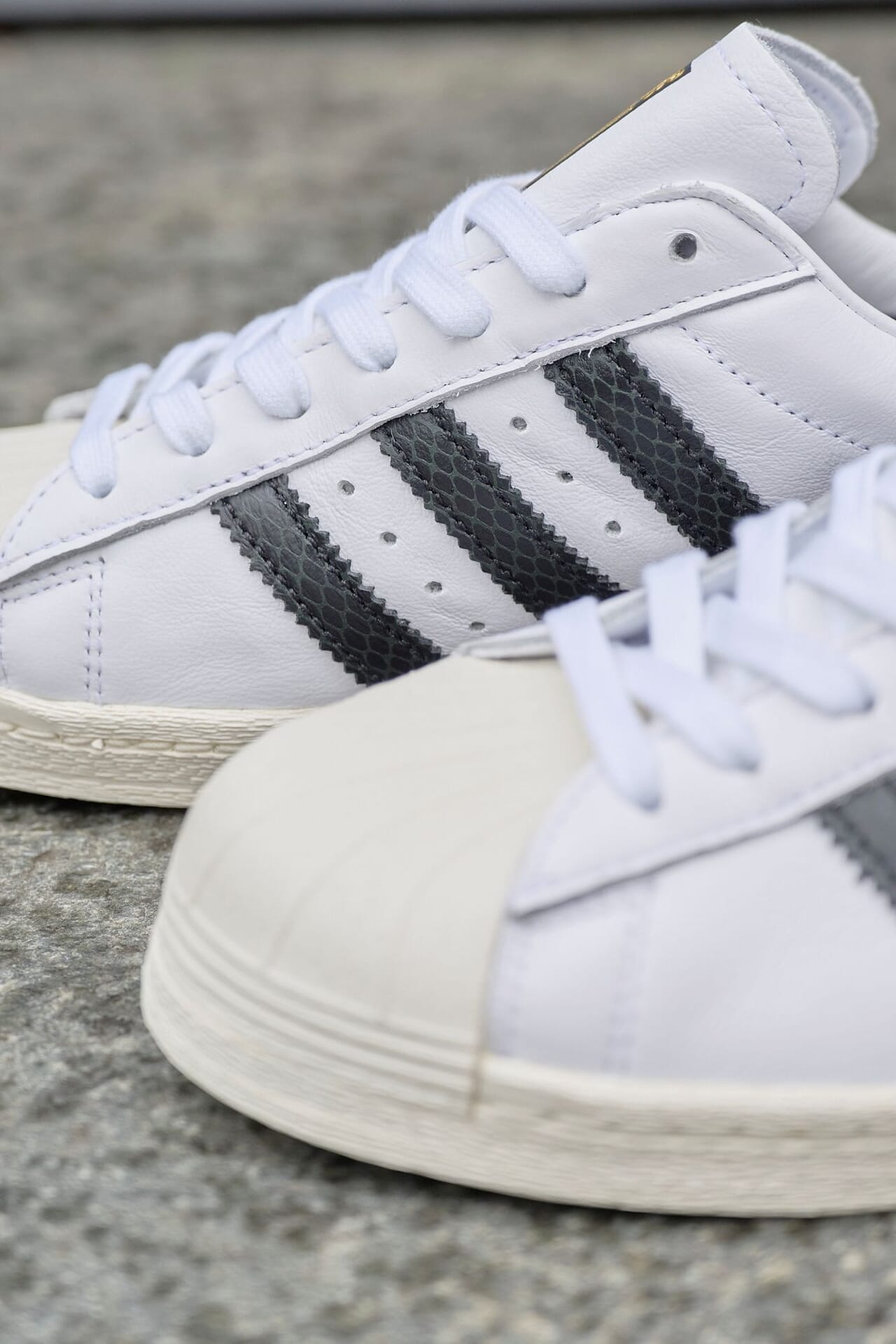 アディダス オリジナルスとアトモスのコラボ「アディダス スーパースター 82 GTX ATMOS G-SNK」のサイド