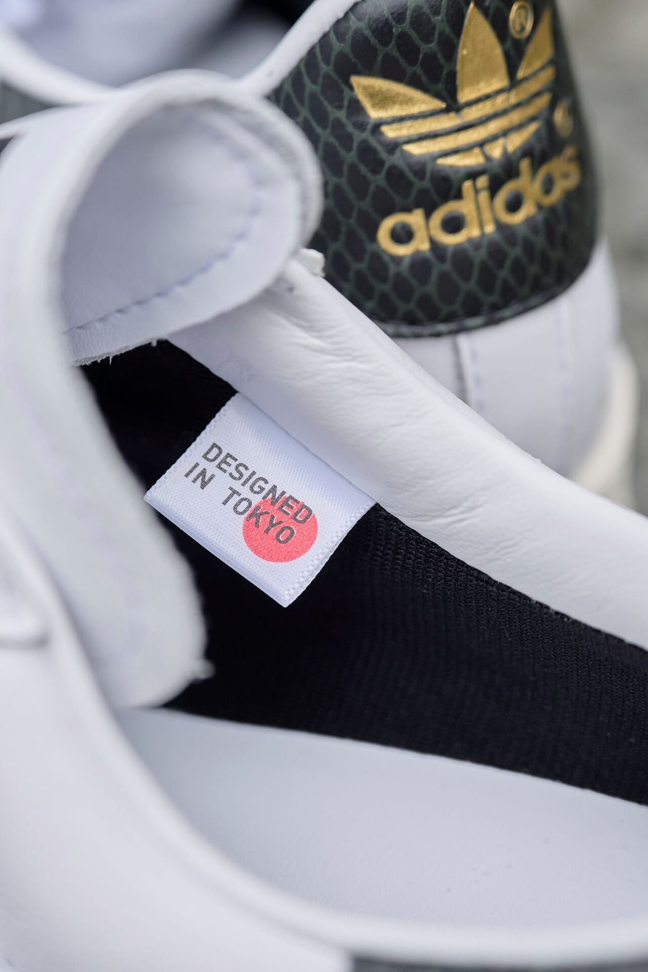 アディダス オリジナルスとアトモスのコラボ「アディダス スーパースター 82 GTX ATMOS G-SNK」のタグ