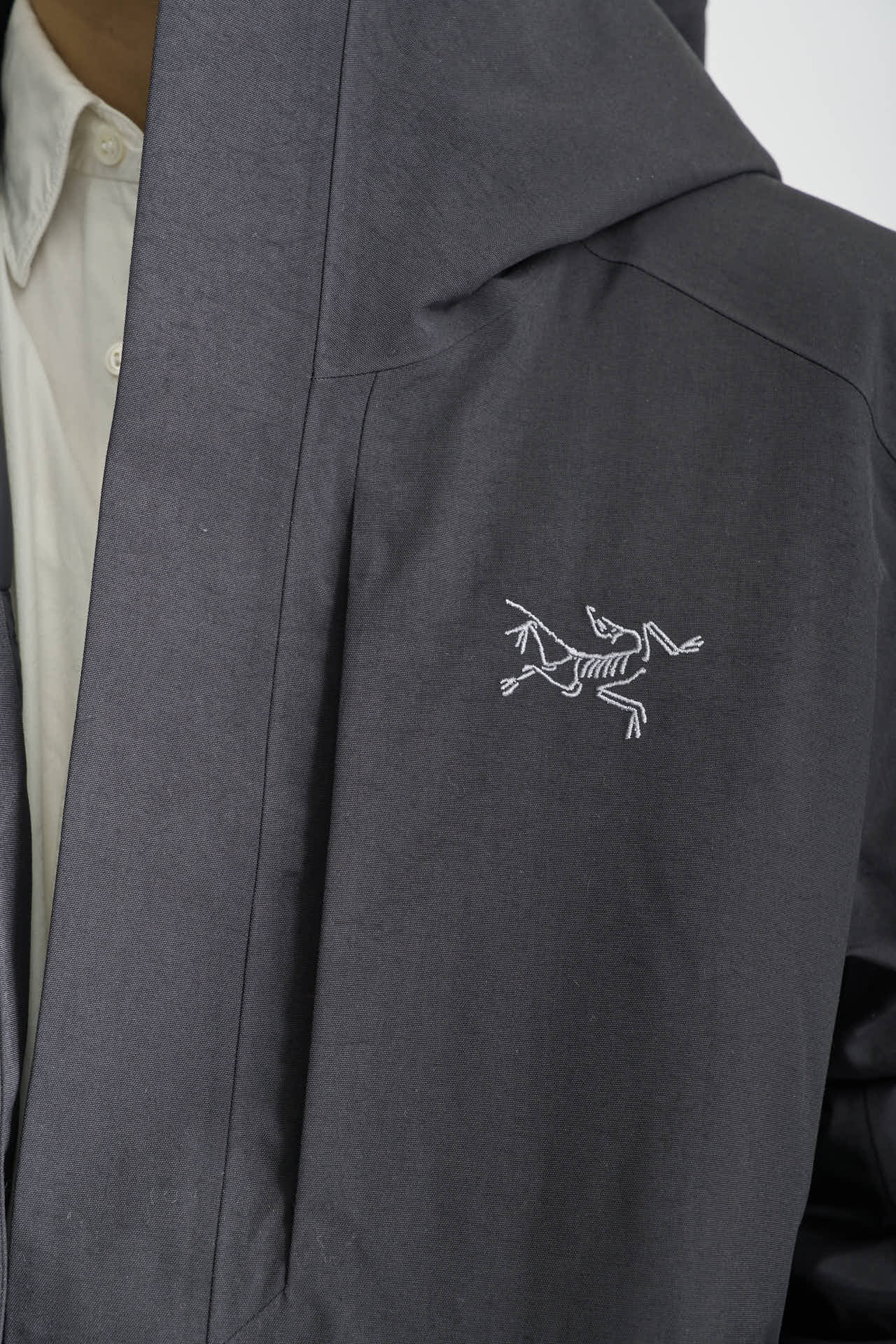 服好き読者のアークテリクスのサーミー ダウン ジャケットのオシャレな着こなしのロゴ寄り