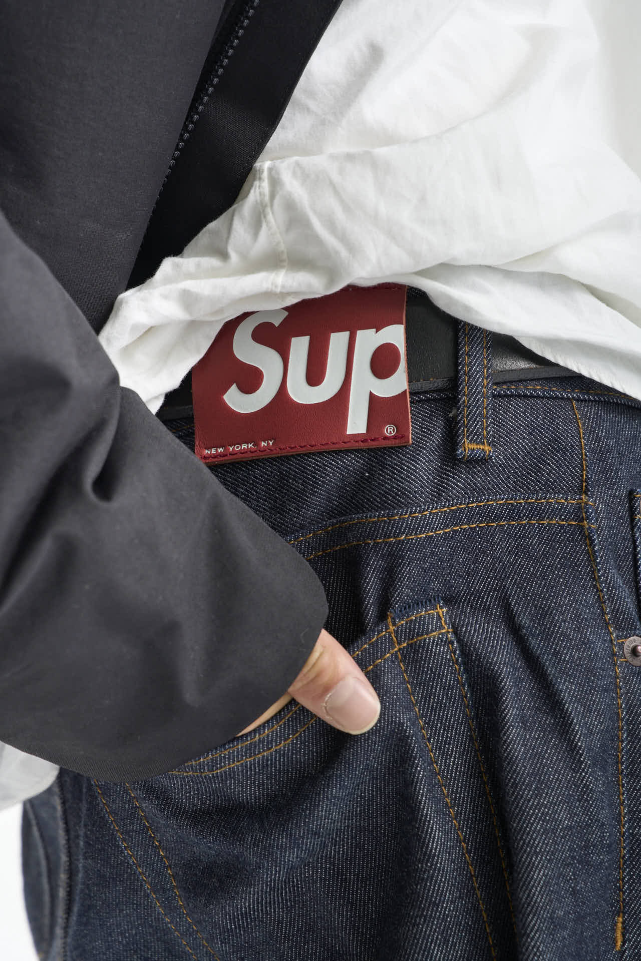 シュプリームの愛用デニムのロゴ