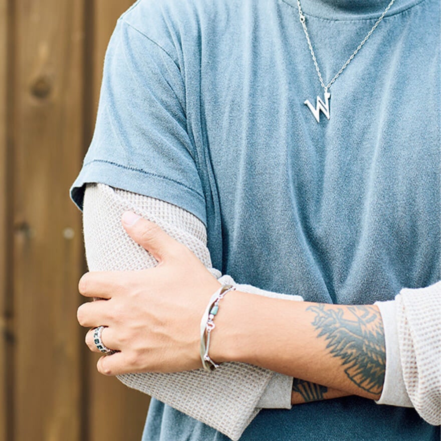 タトゥーイスト、デザイナーのキム・コンホのアクセサリー