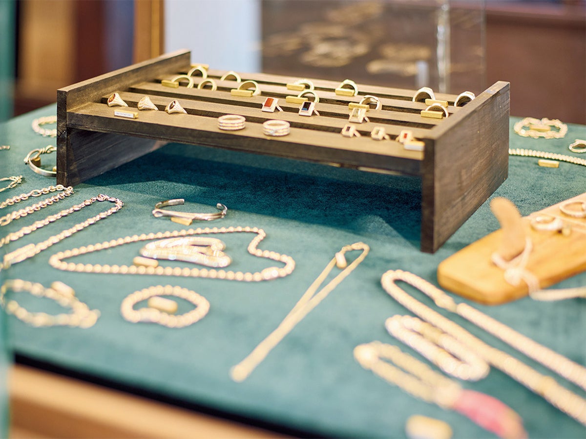 「T」を重ねたブランドモチーフを落とし込んだアクセサリー