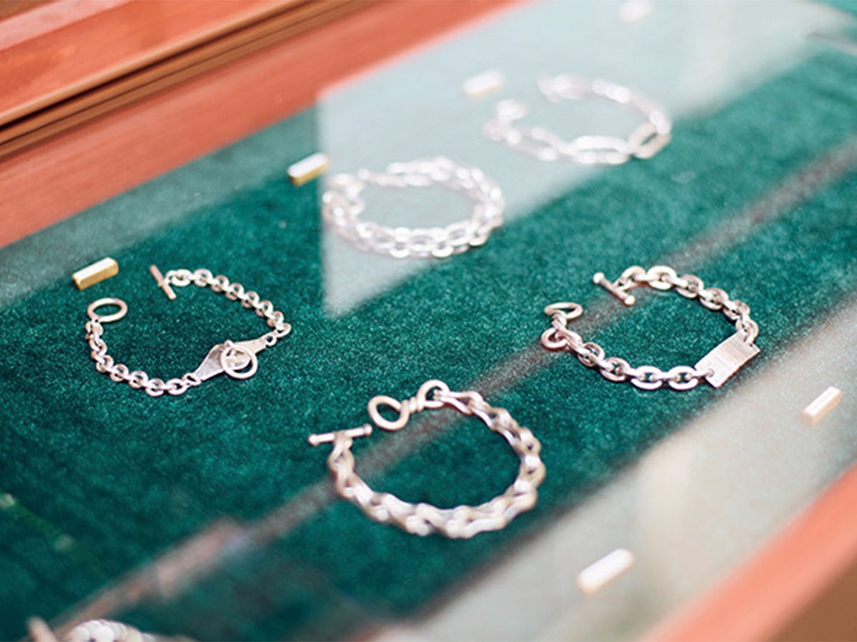 武骨なルックスが目を引くブレスレット