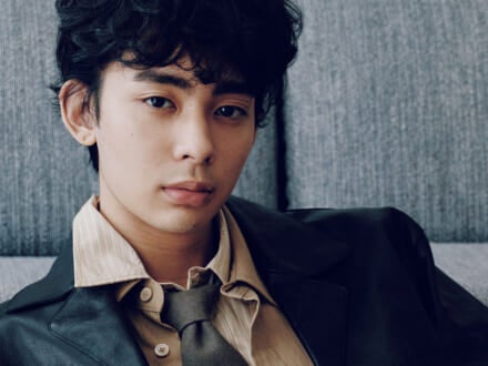 武骨なレザールックを格上げ! シアーブラックで“毛流れ”を際立てる最新メンズアイブロウ