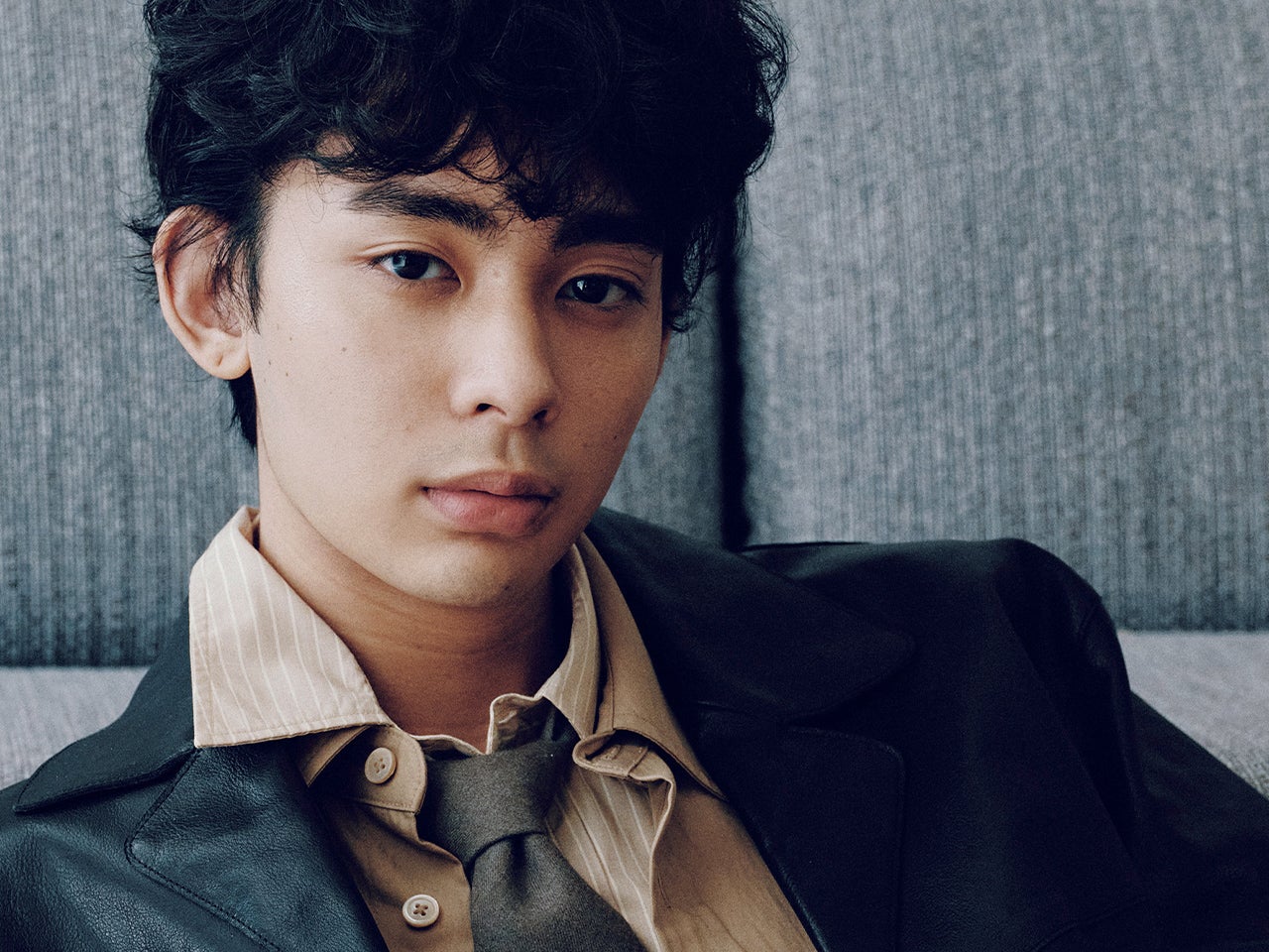 武骨なレザールックを格上げ！ シアーブラックで“毛流れ”を際立てる最新メンズアイブロウ