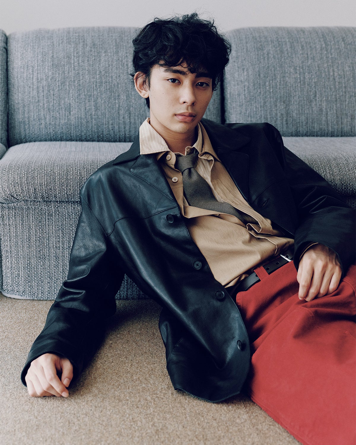 武骨な黒レザージャケットに合わせた、毛流れを際立たせたアイブロウメイク