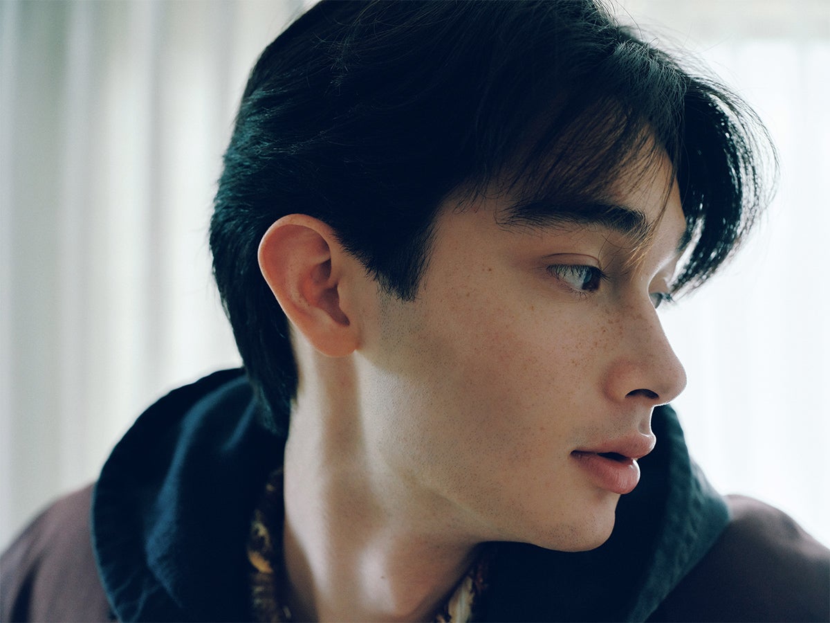 秋らしいワークミックスに合わせた、骨格の影を強めたシャープなメイク