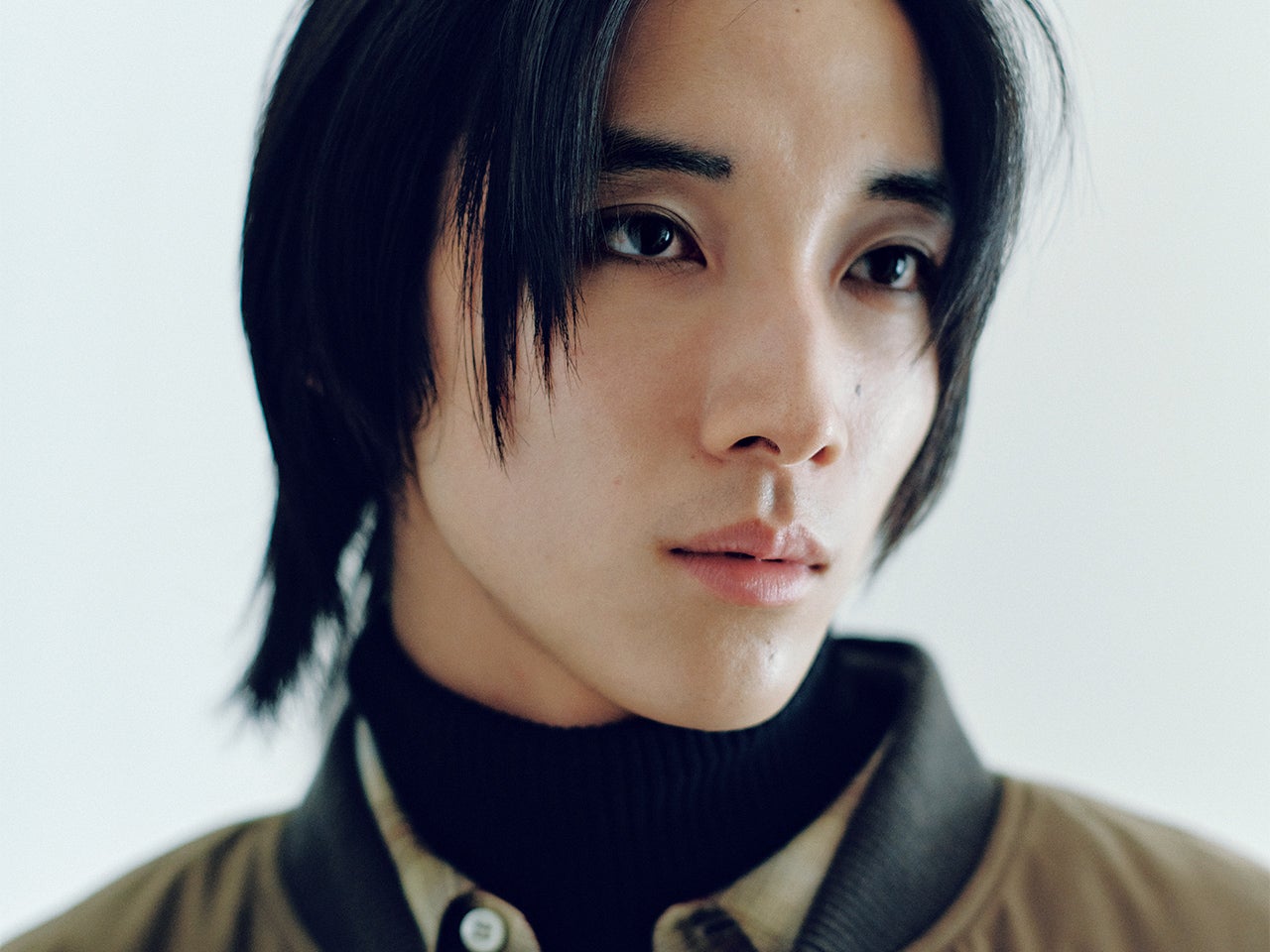 メンズのモード顔はスモーキーな「マットシャドウ」で作る。フライトジャケットをモダンに振るコツ