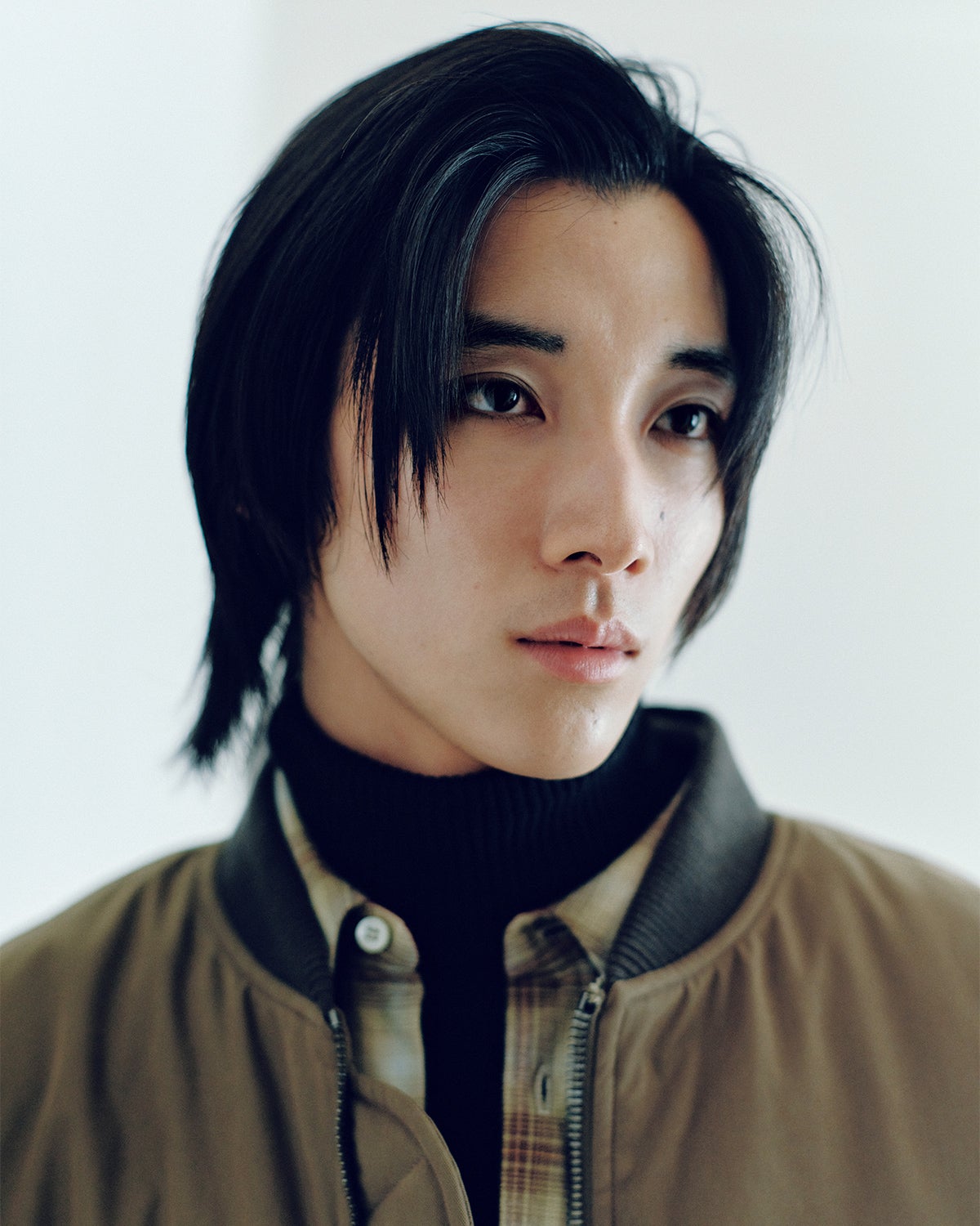 フライトジャケットに合わせたモードな透けるグレーのまぶた