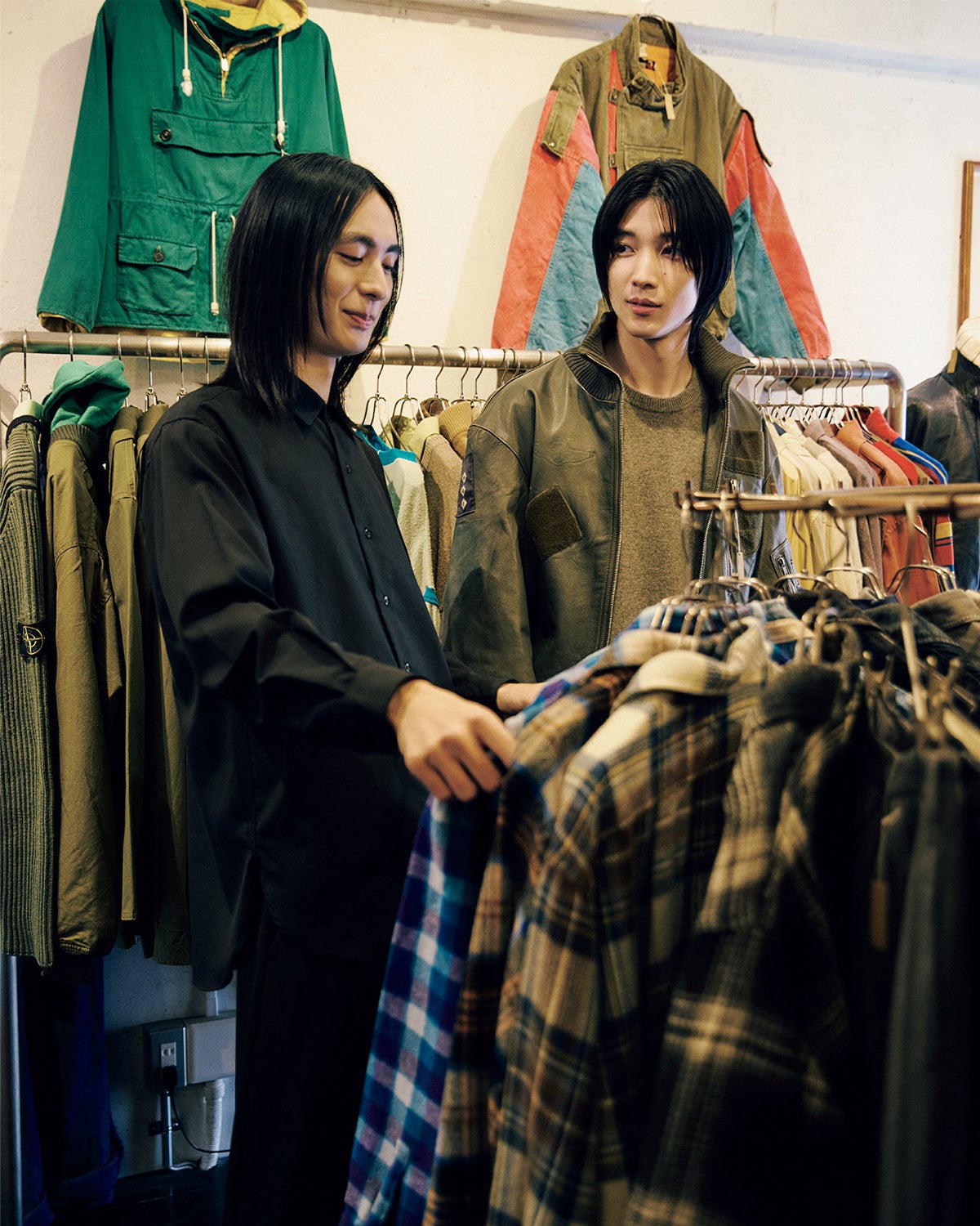 店内の服を試す四坂亮翔と海谷遠音　２