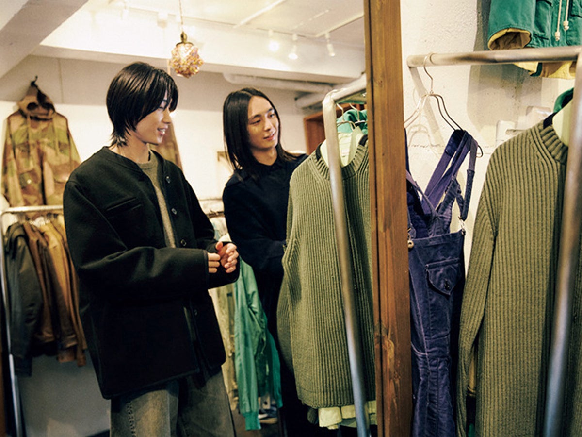 ユニセックスに楽しめる服が並ぶ