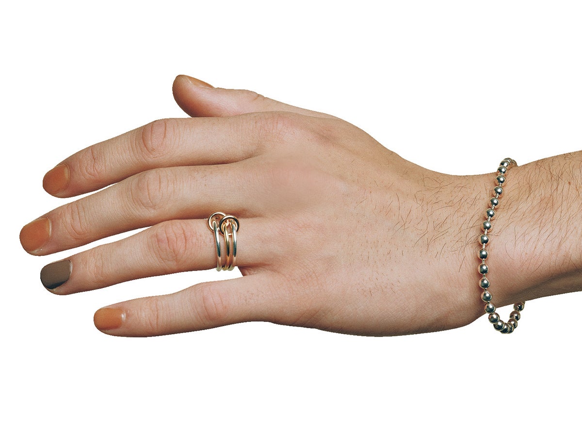 繊細な3連リングとボールチェーンのブレスレットに似合うネイル