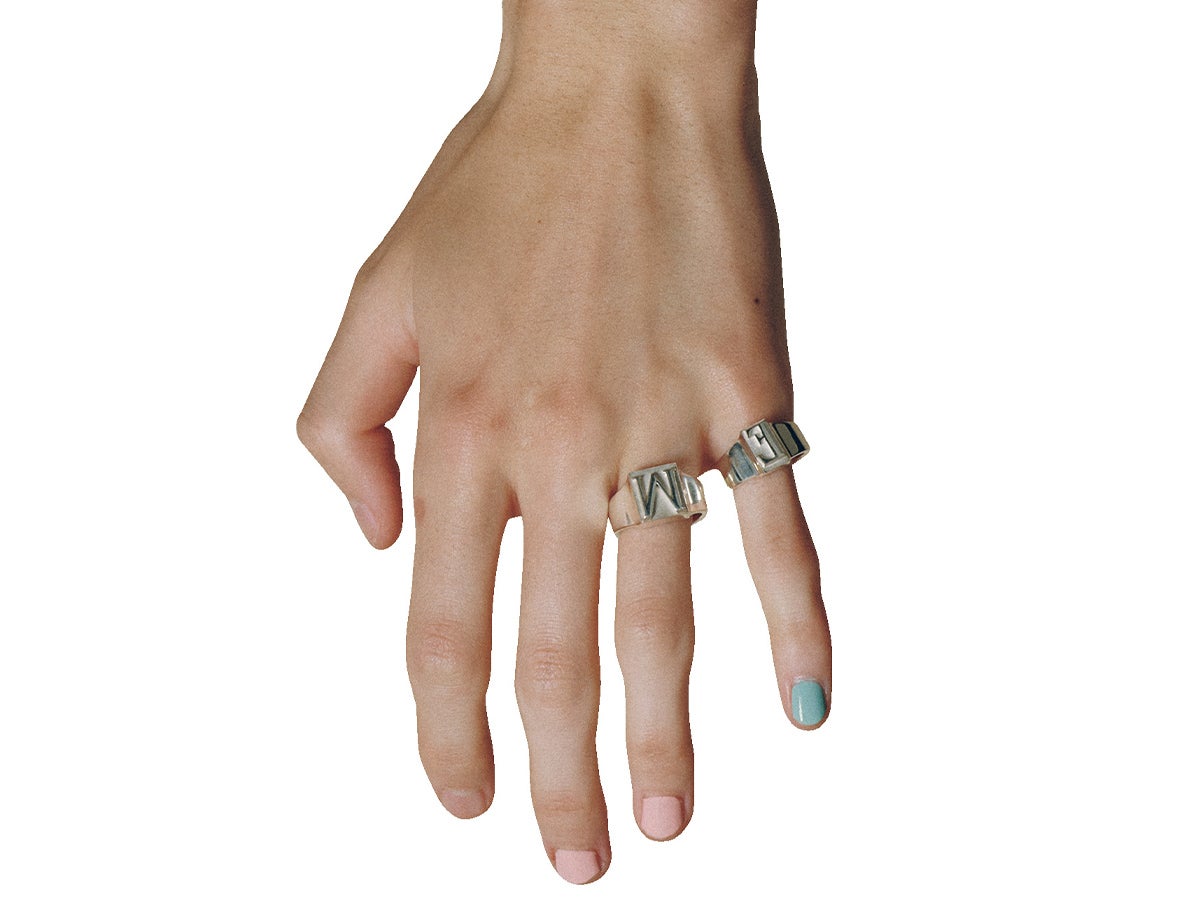 シルバーのレタードリングに似合うネイル