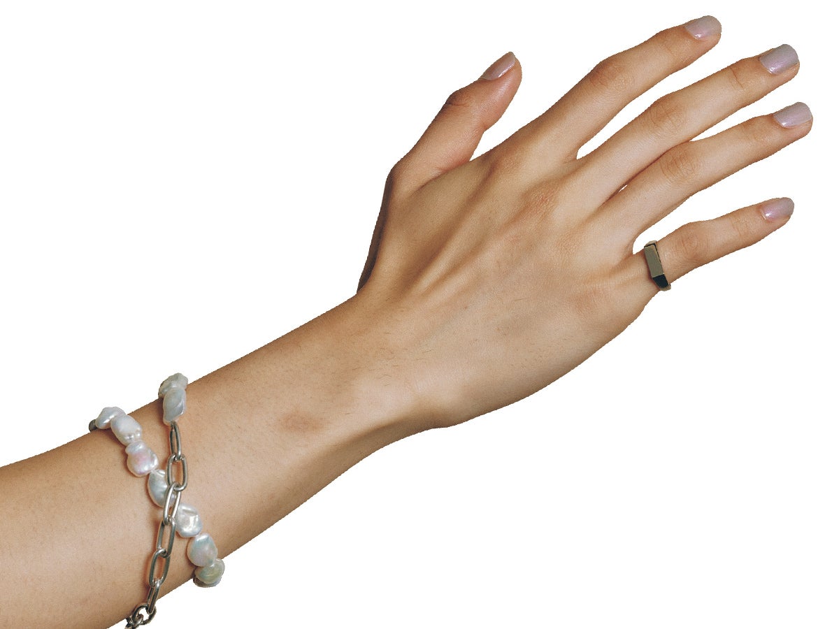 淡水パール&times;シルバーがラフなエレガンスを添えるブレスレットに合わせたネイル