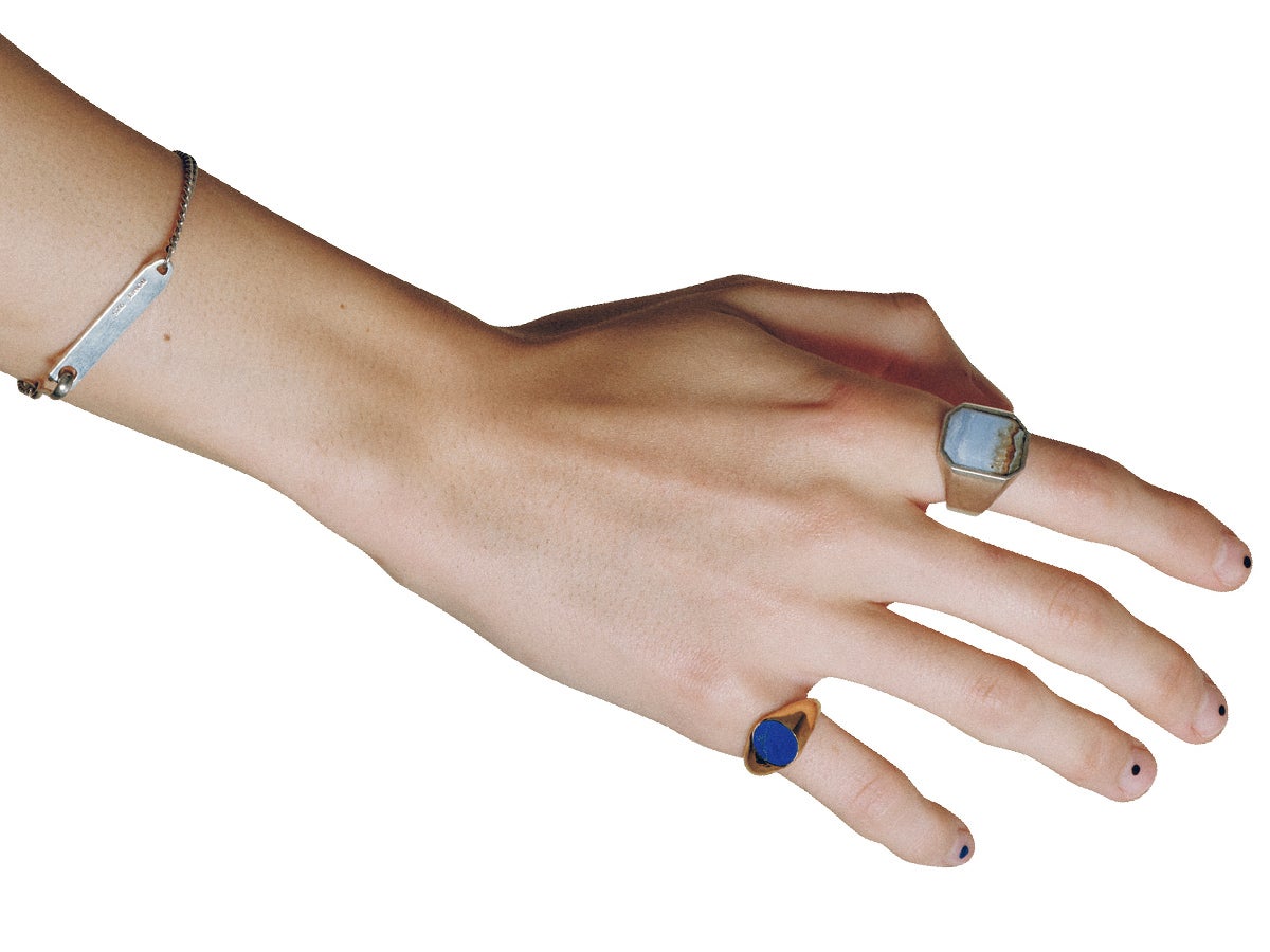 大ぶりの色石リングにマッチさせたワンポイント・ドットネイル