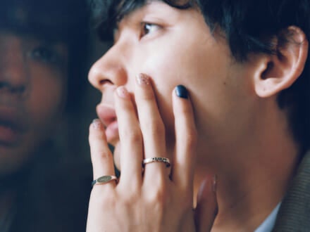 色と質感でつくる、洗練された手もと。ジュエリーの輝きを引き立てる、計算された「ネイル」選び