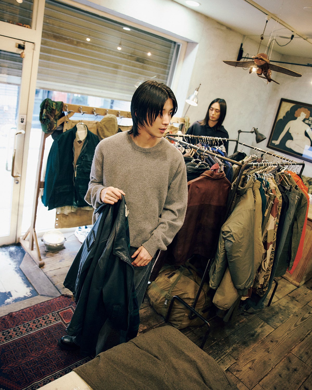 店内の服を見て回る四坂亮翔と海谷遠音