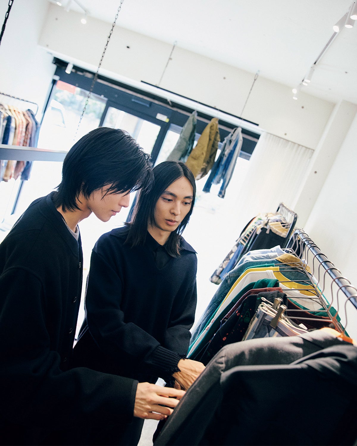 古着屋「ROKUMEICAN」の店内の服を見て回る四坂亮翔と海谷遠音