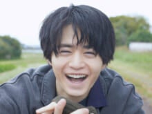 写真家・渡邊りおが撮る、鈴鹿央士。“日常をお祝いする”がコンセプトの、脱力感のある鈴鹿を本誌未公開カットとともに