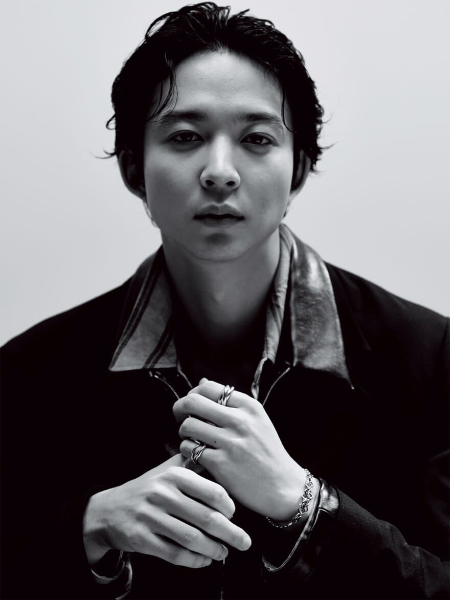 カルティエのアイテムを着用した鈴木仁