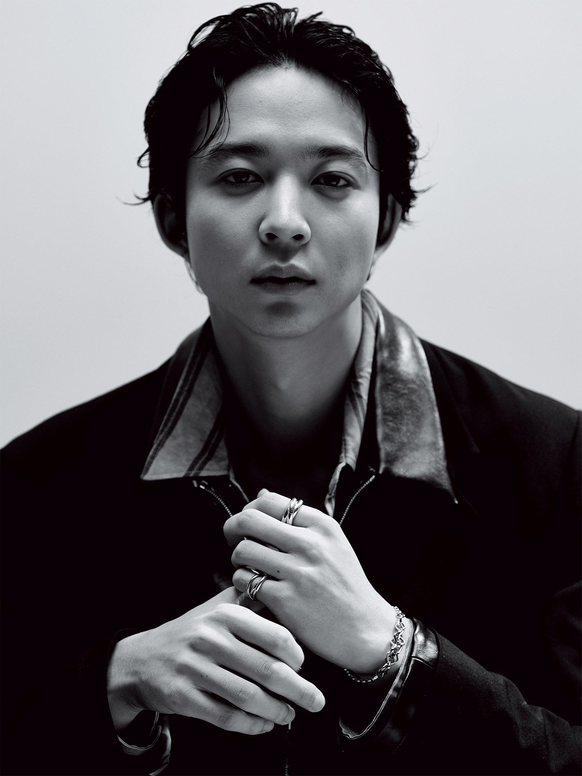 カルティエのアイテムを着用した鈴木仁