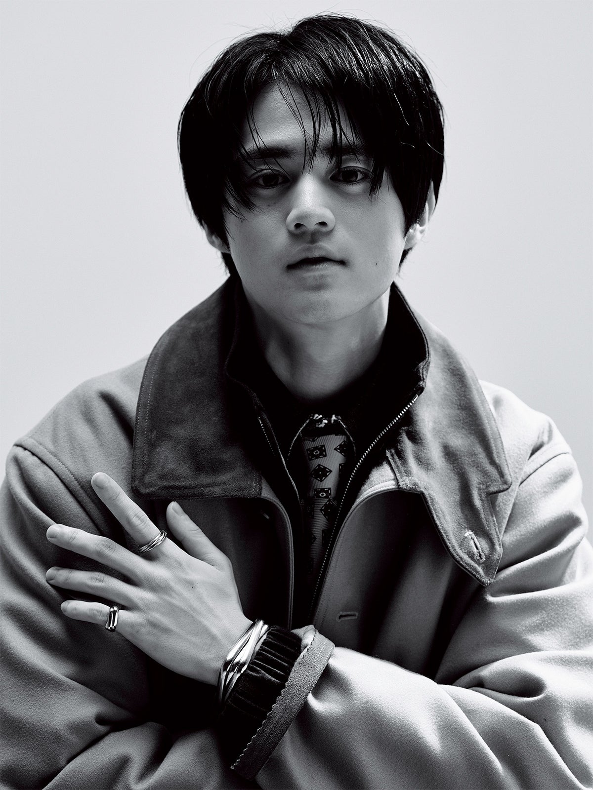 カルティエのアイテムを着用した鈴鹿央士