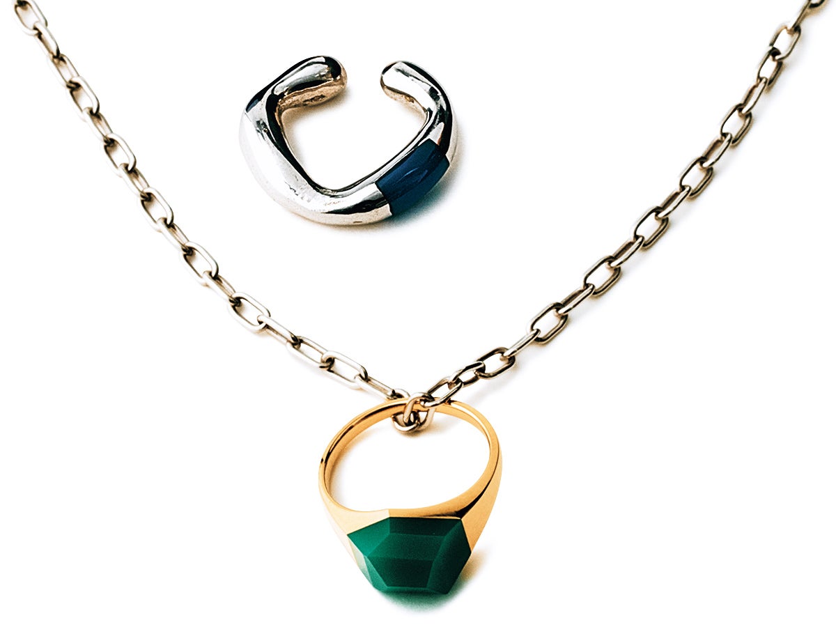 鈴木が着用した色石のアクセサリー