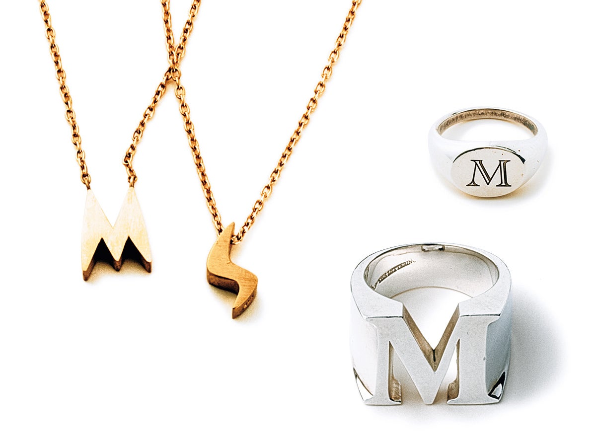 イニシャルモチーフのアクセサリー