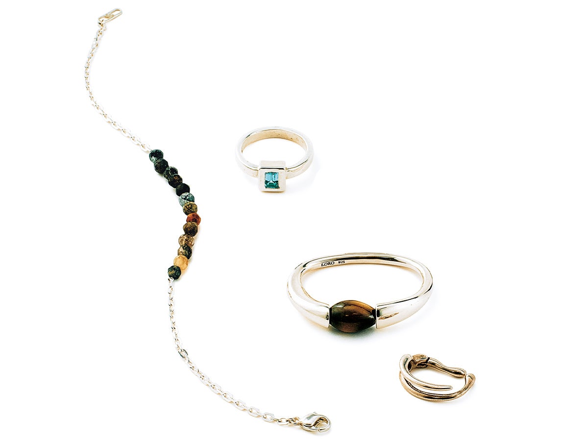 鈴鹿が着用した色石のアクセサリー